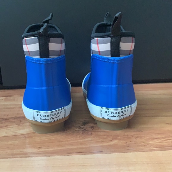 Burberry
Flinton Check Rain Booties Size 33 - Picture 5 of 9